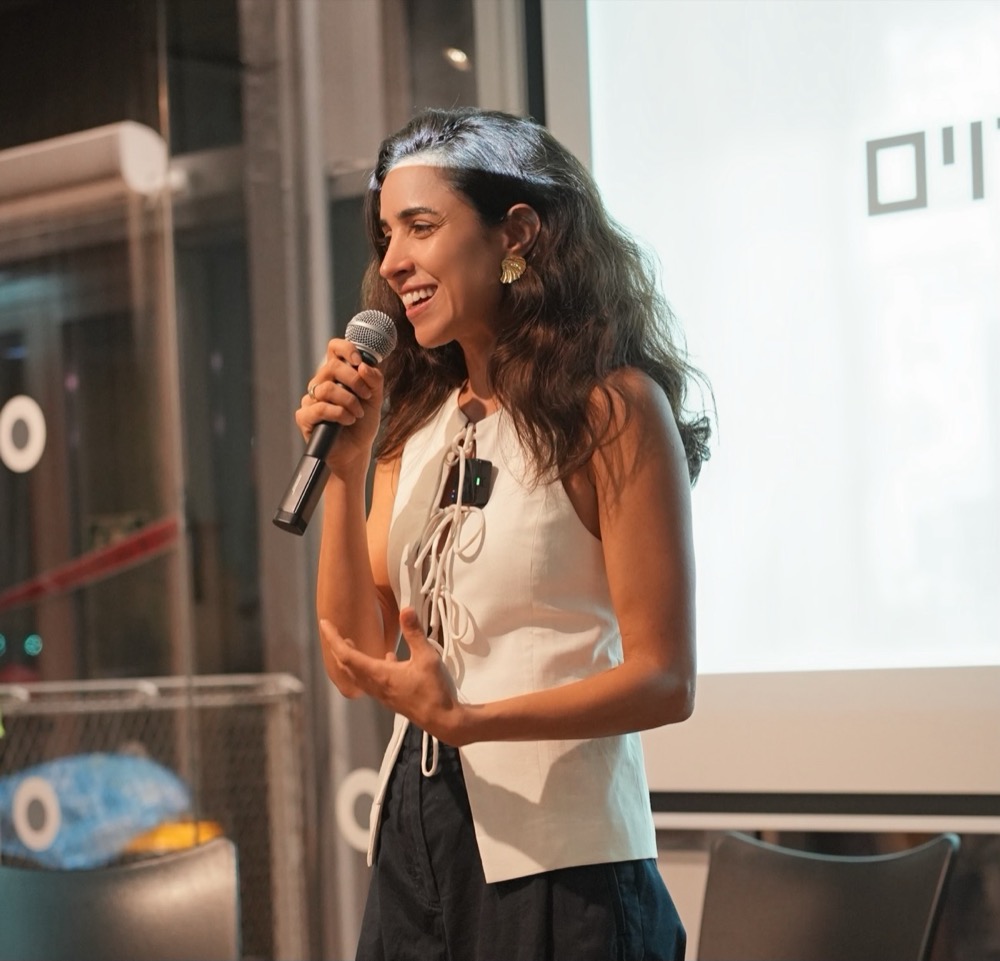קטי מרצה בפני קהל